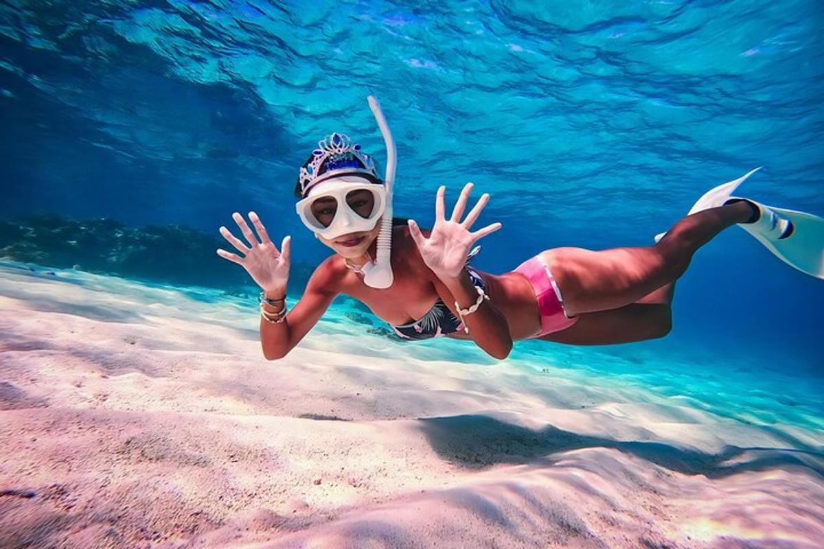 una donna con una maschera sta nuotando nell'acqua