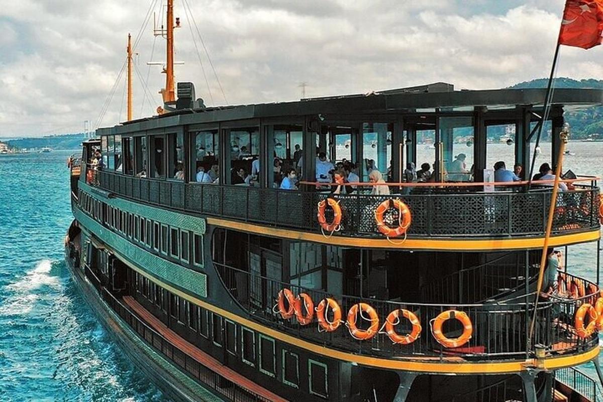 Un gran barco en el agua con gente a bordo.
