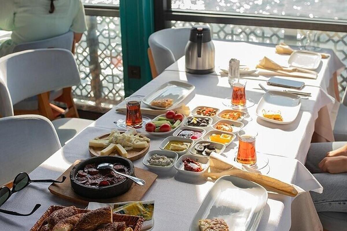 Una mesa blanca con comida encima.