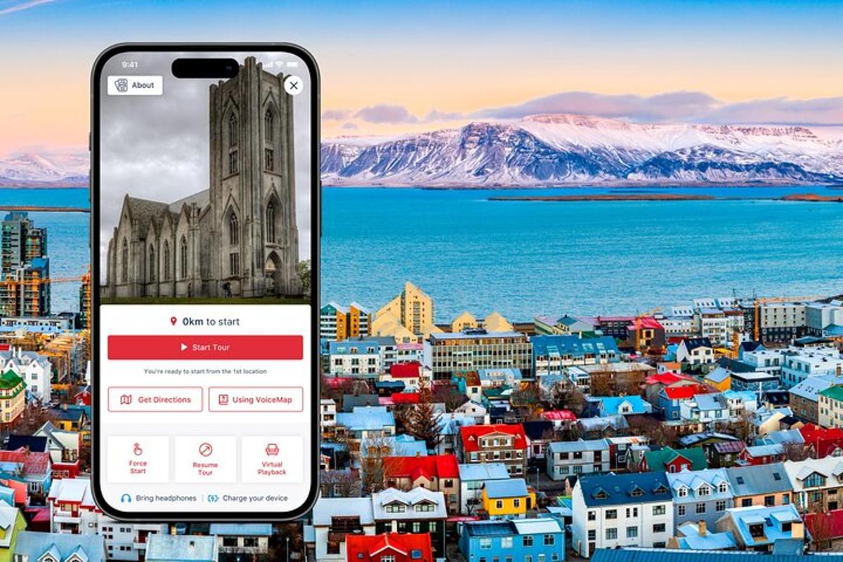 Dos teléfonos móviles uno al lado del otro con una ciudad