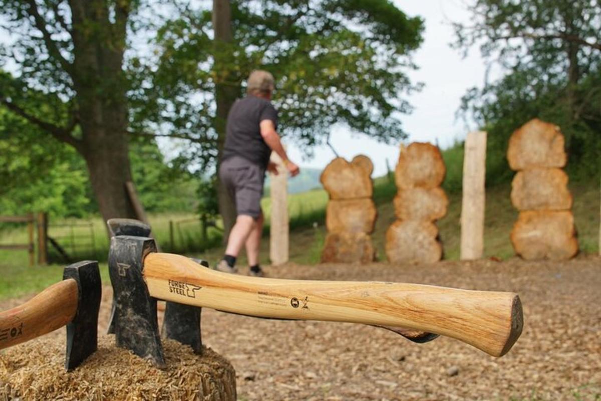 un uomo in piedi davanti a una mazza da baseball di legno