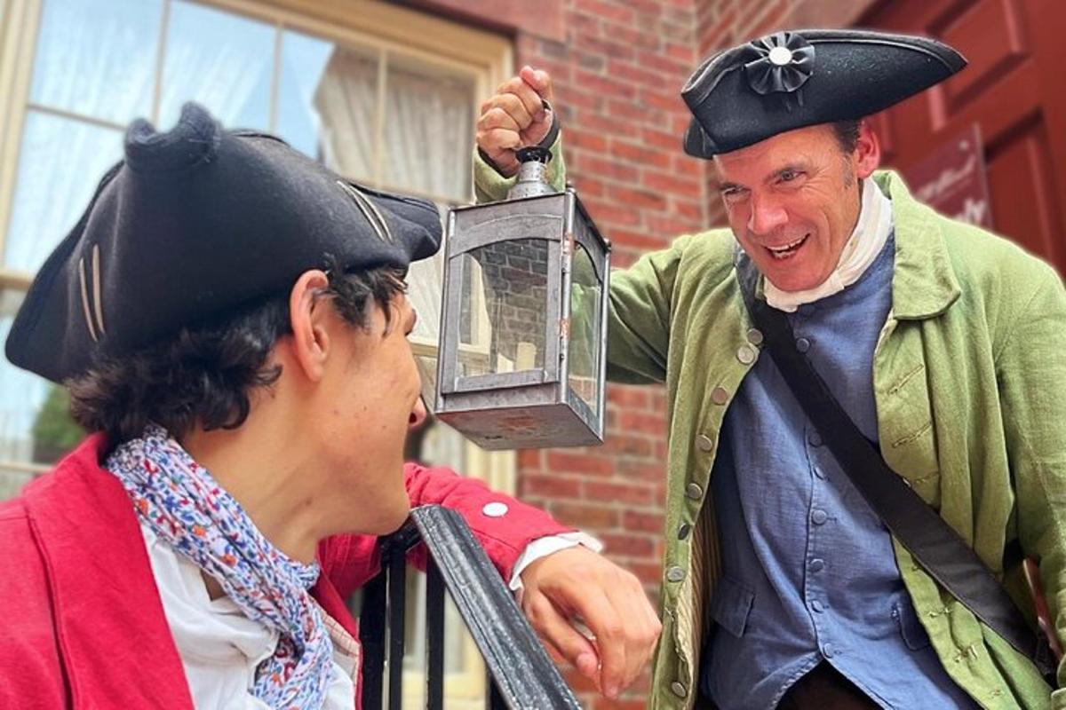 un home dret al costat d'un home en una estàtua