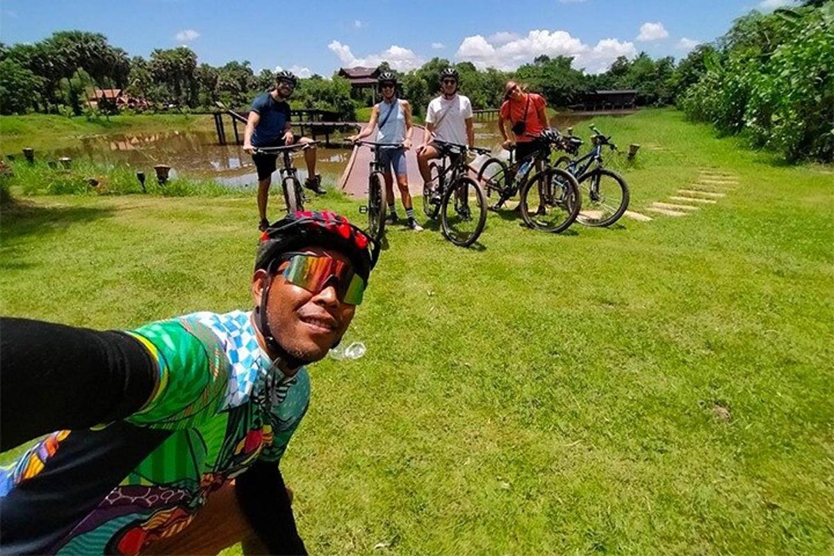 un grup de oameni care merg cu bicicletele pe iarbă