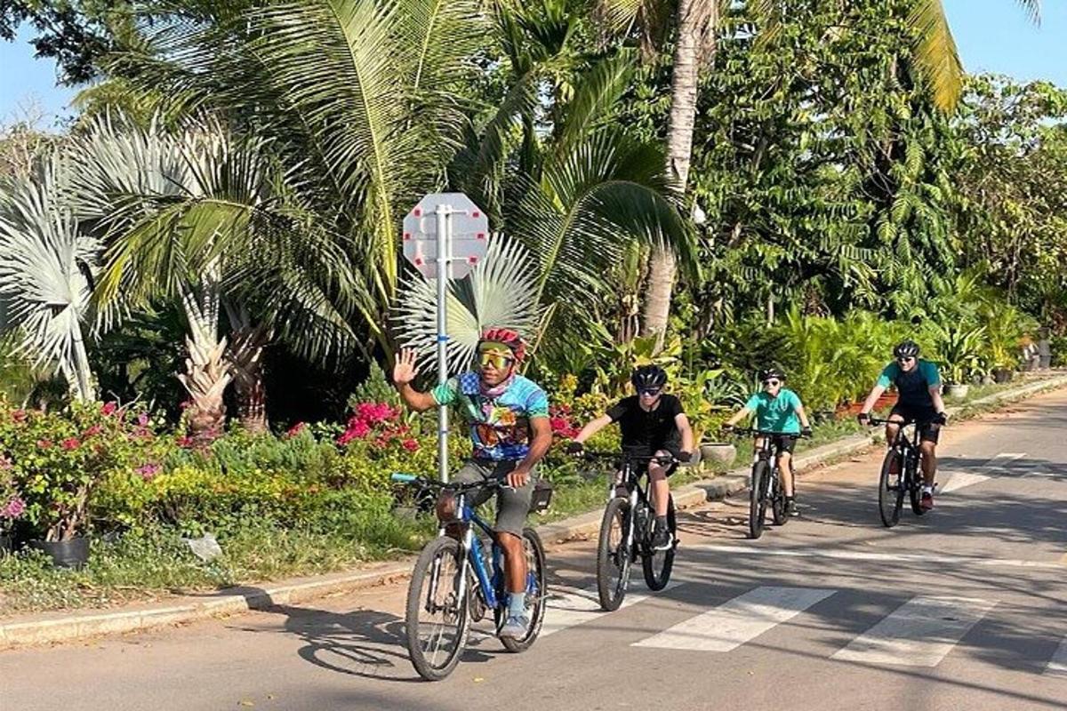 Un grupo de personas que van en bicicleta por una calle con una señal de stop.