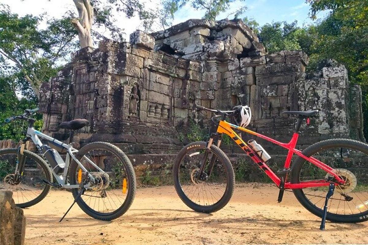 două biciclete parcate în fața unei clădiri