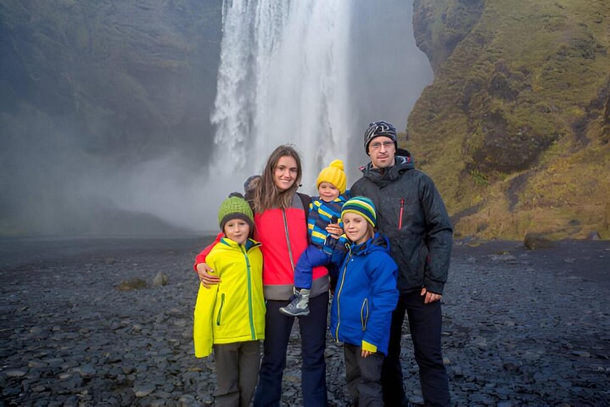 una família dempeus davant d'una cascada