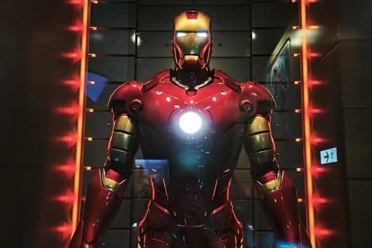 Mynd af Iron Man búningi á baðherbergi