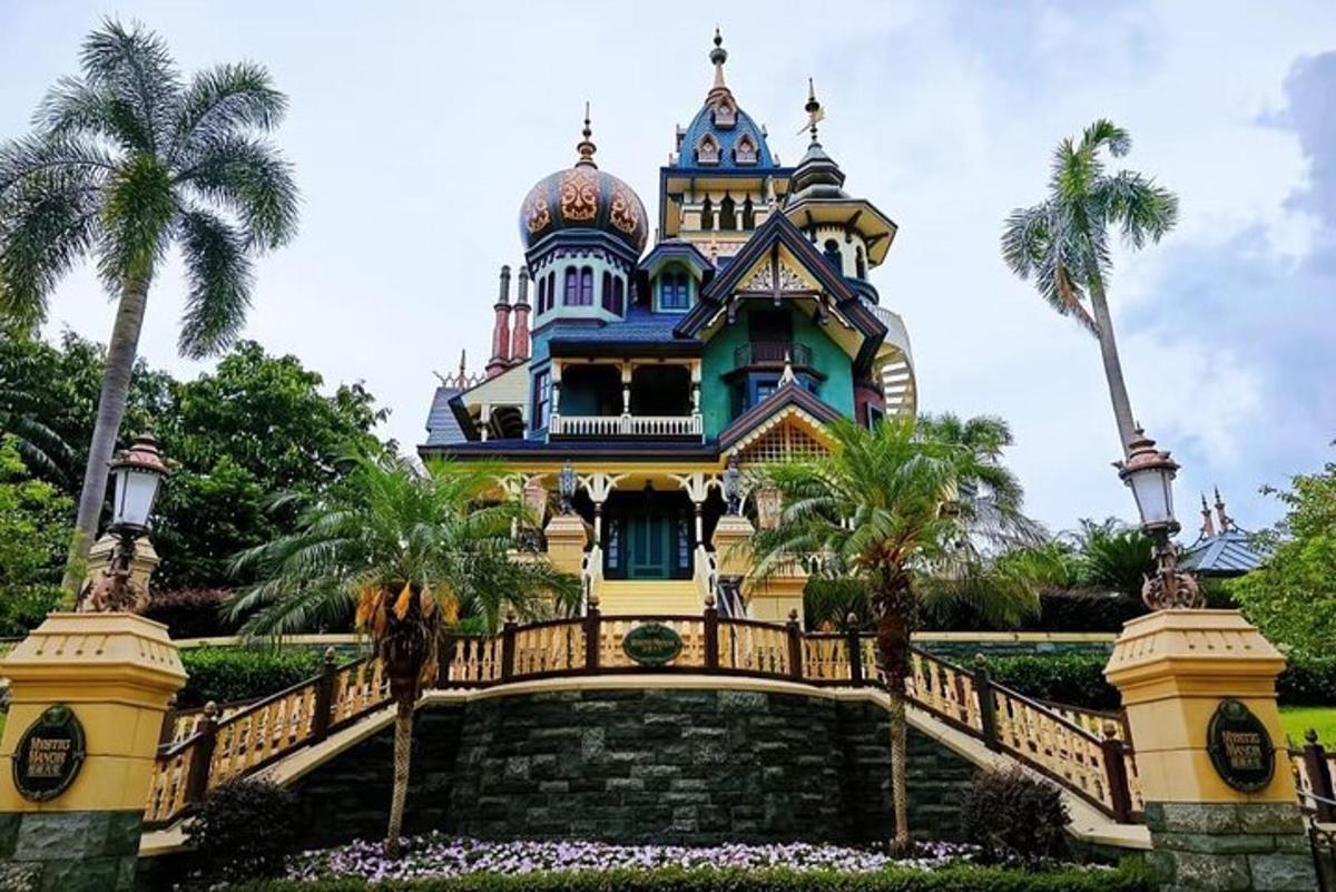 Una casa colorida con palmeras al frente.