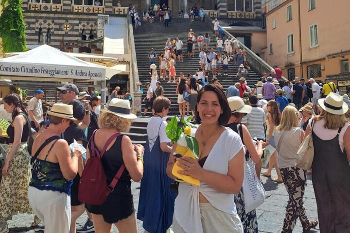 une femme debout dans une foule de gens