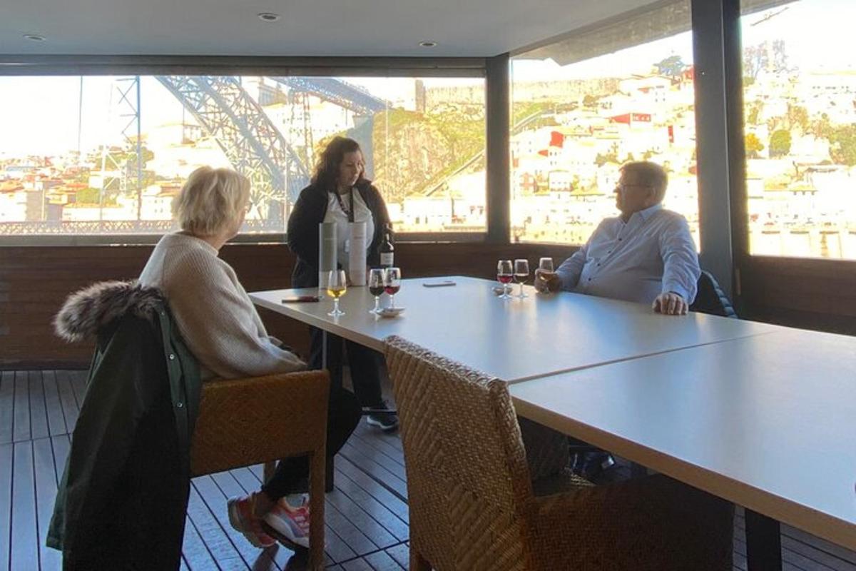 grupa ludzi siedząca przy stole w restauracji