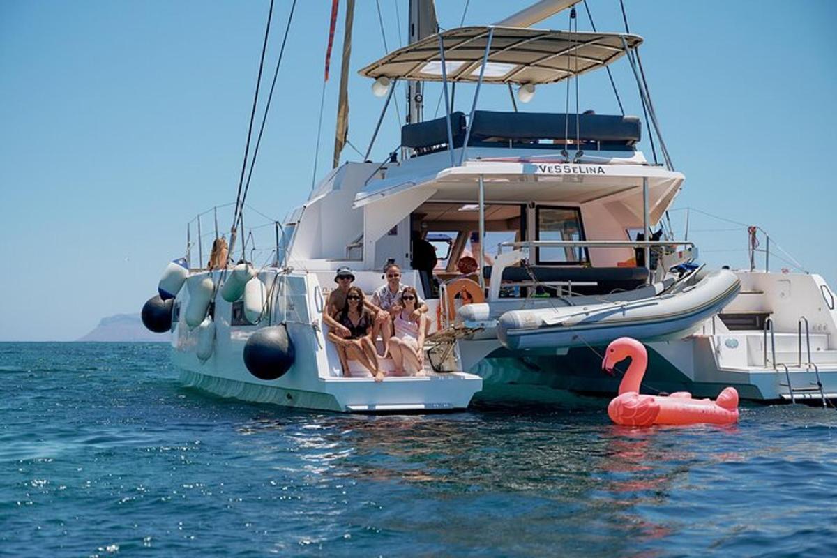 un grupo de personas en un barco en el agua
