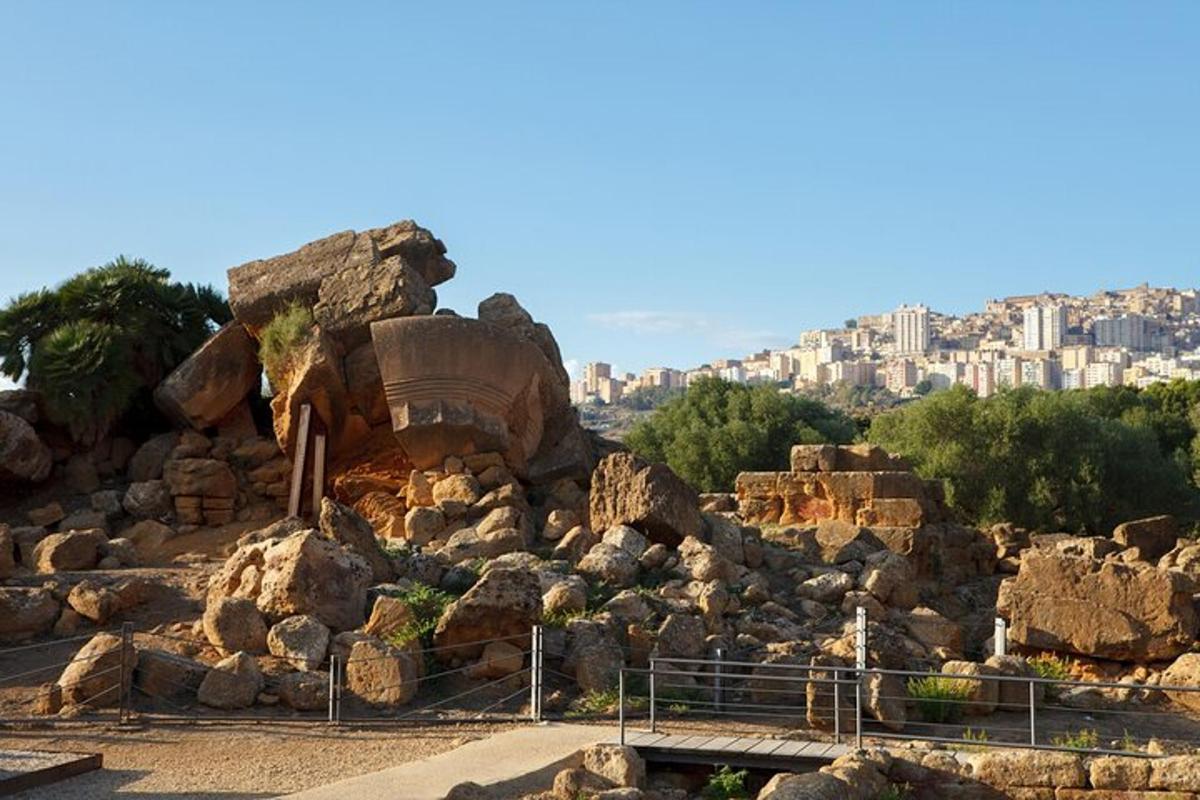 velká hromada kamení s městem v pozadí