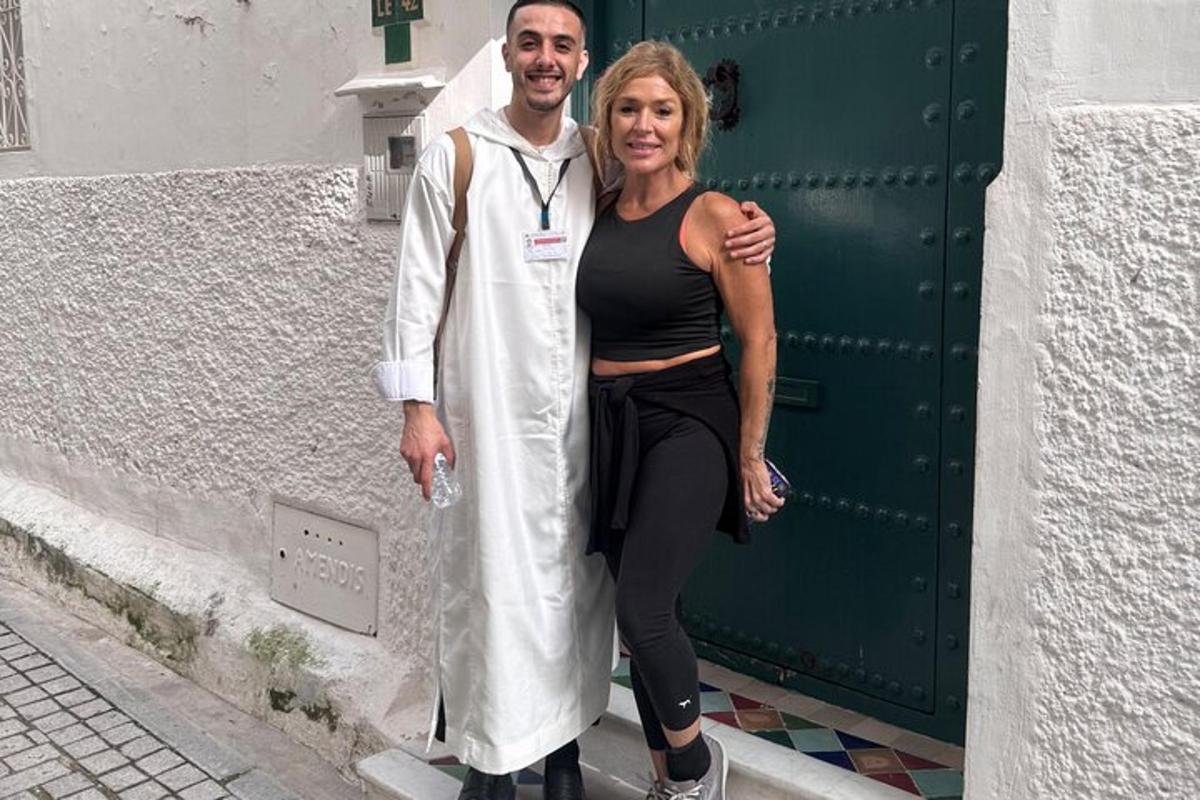 un uomo e una donna in piedi davanti a una porta