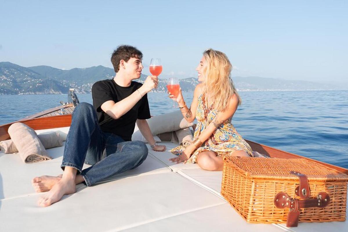một người đàn ông và một người phụ nữ ngồi trên thuyền uống rượu
