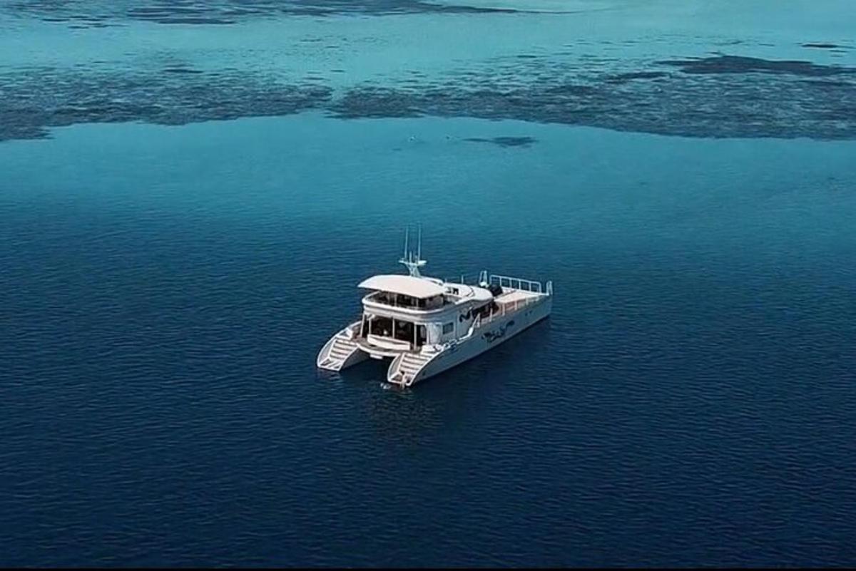 um barco parado no meio da água