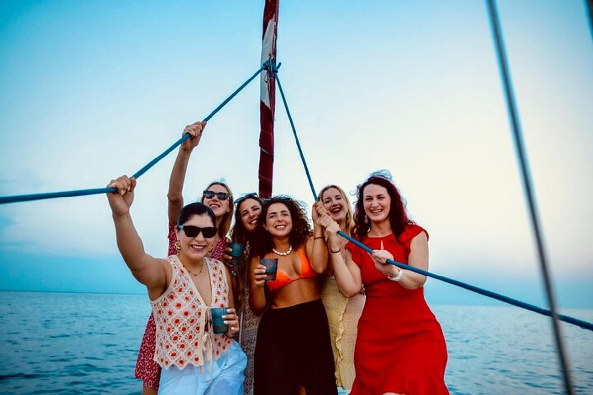 un gruppo di donne su una barca in acqua