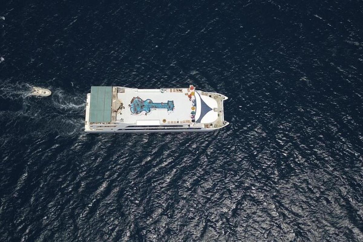 μια εναέρια άποψη ενός σκάφους στο νερό