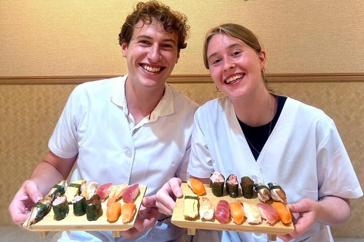 Maður og kona halda á tveimur diskum af sushi