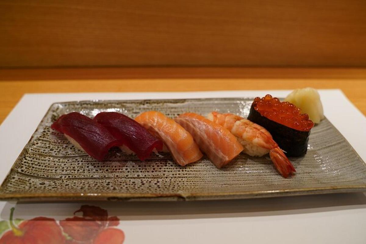 tanier jedla s rôznymi druhmi sushi