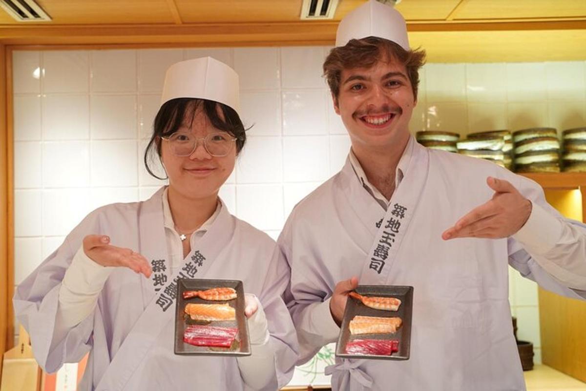 两位厨师站在厨房里，手里拿着食物