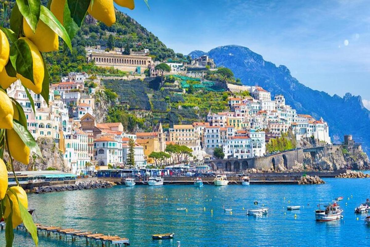 un gruppo di edifici su una collina accanto a uno specchio d'acqua