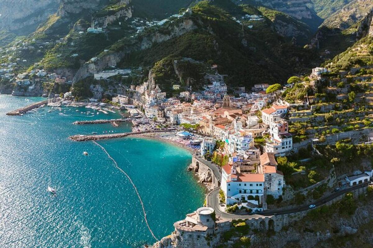 una vista aerea di una città sul fianco di una montagna