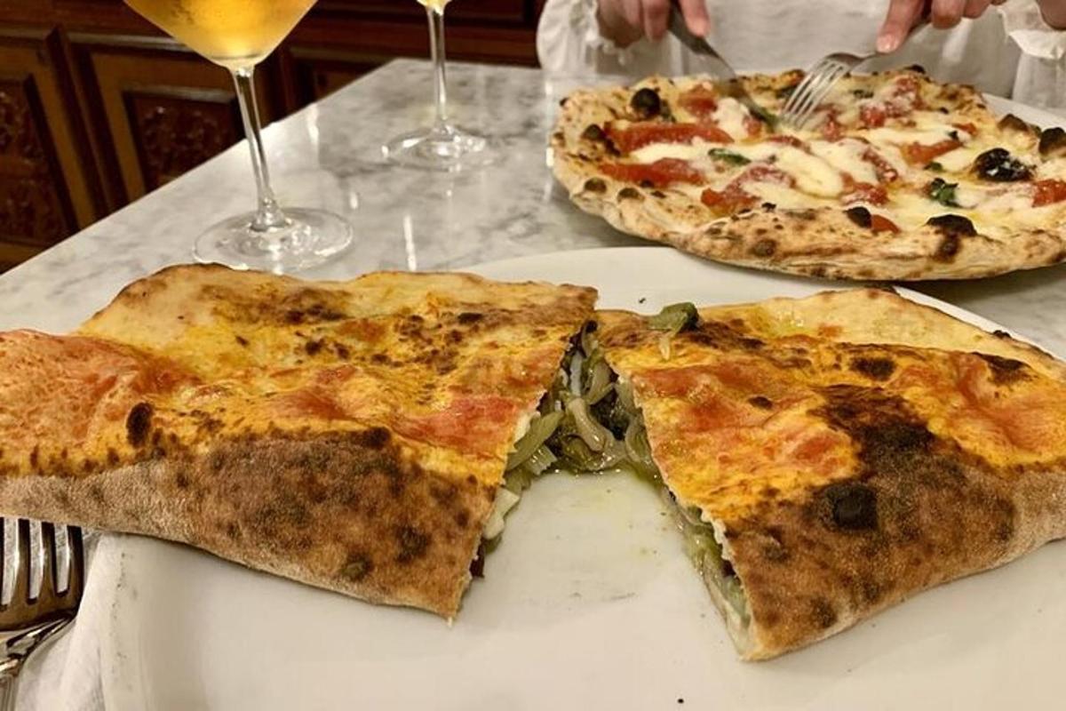 dva kusy pizzy na bílém talíři na stole