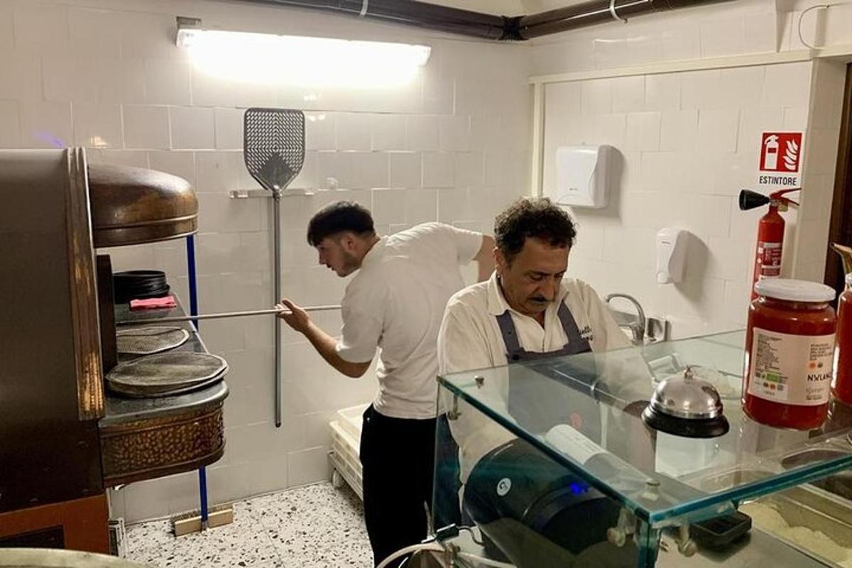 dva muži stojící v kuchyni a připravující jídlo