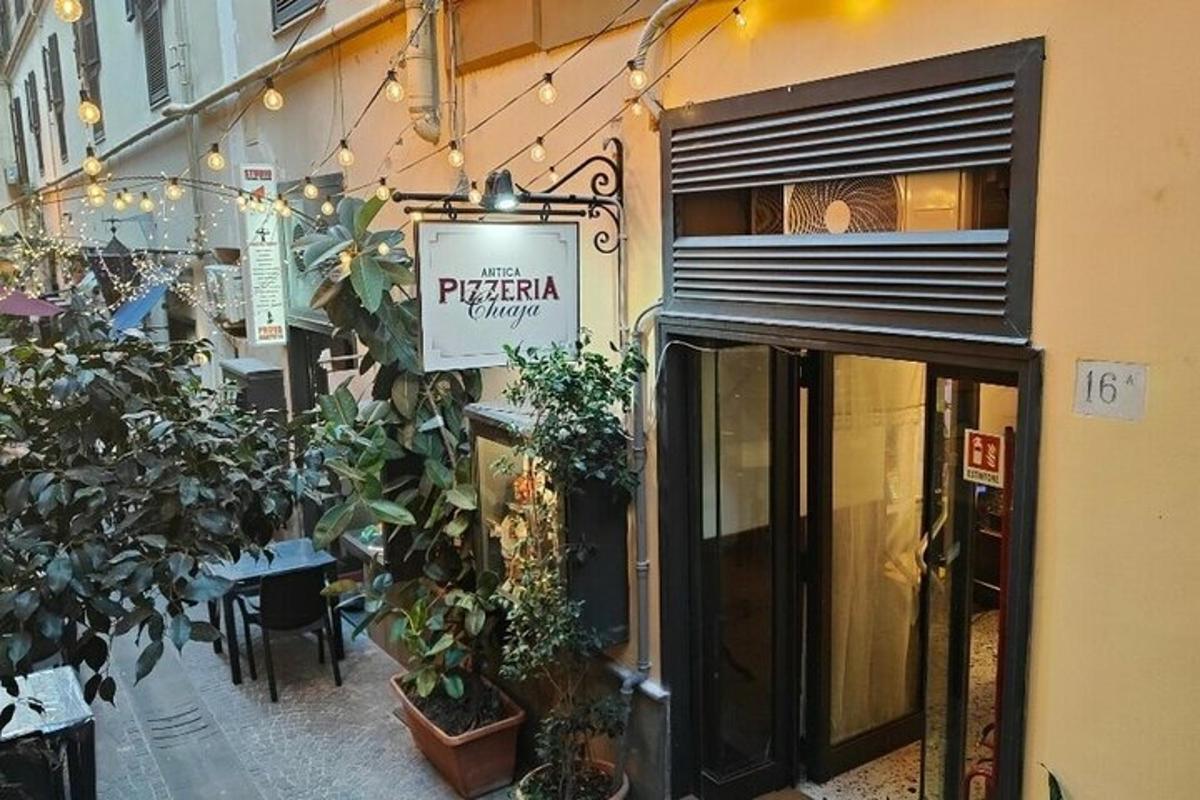ένα κατάστημα με μια πινακίδα στο πλάι ενός κτιρίου