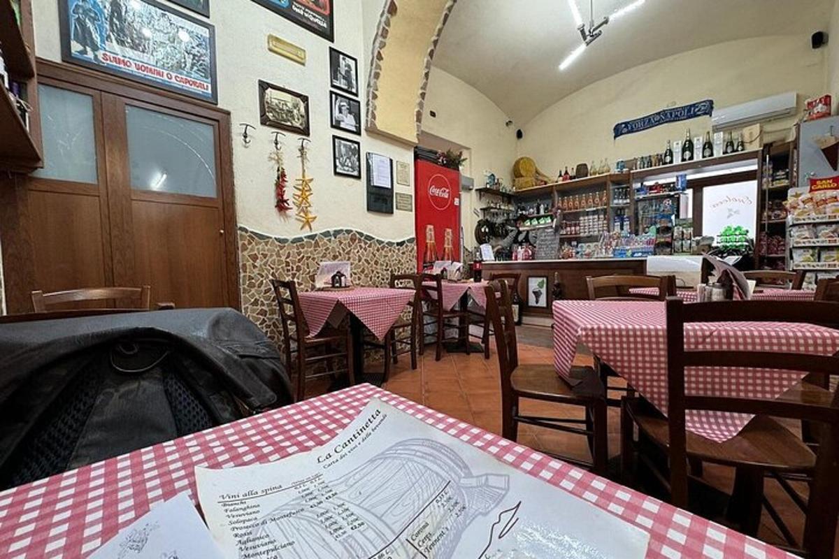 restaurace s červenými a bílými stoly a židlemi