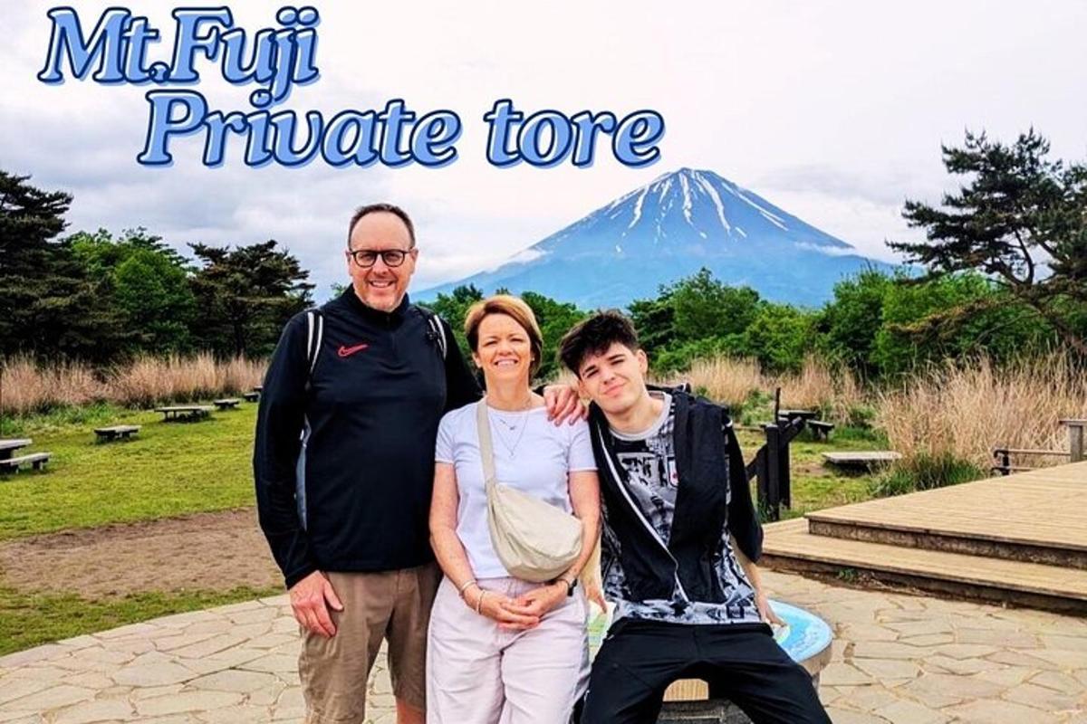 una familia posando frente a una montaña