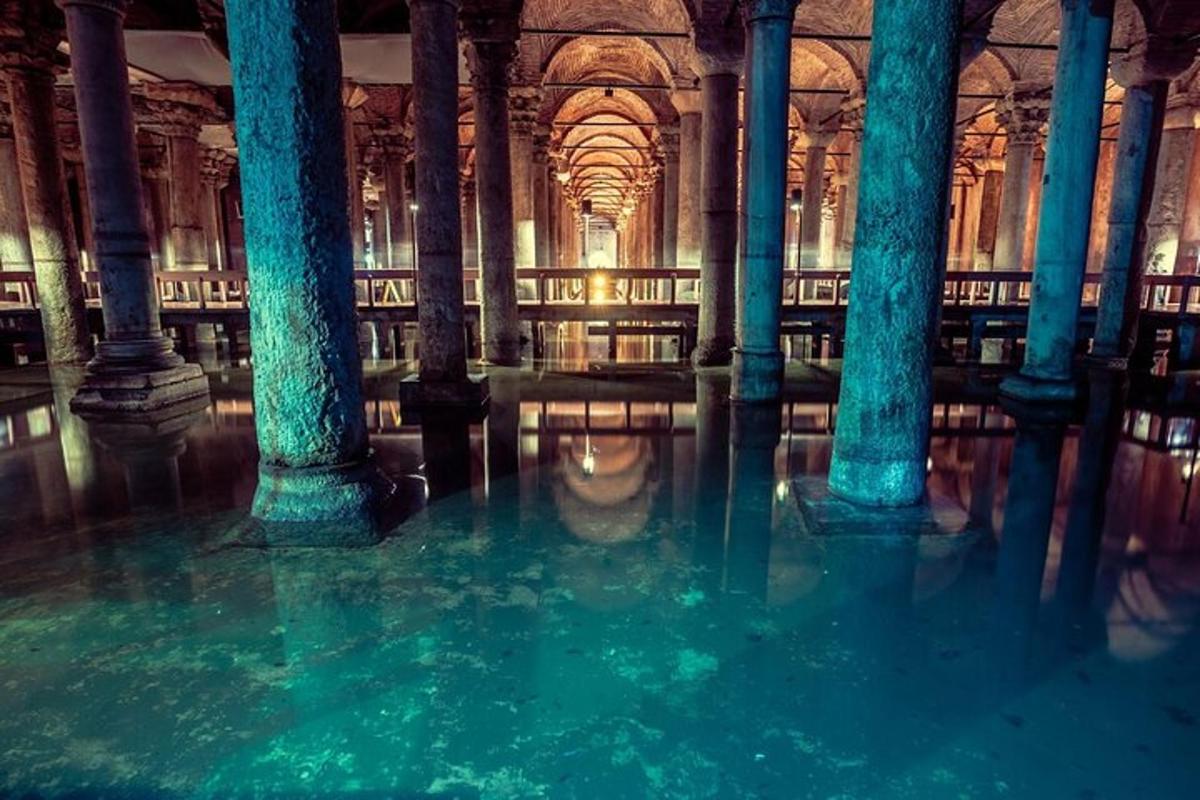 Un edificio vacío con columnas en el agua.