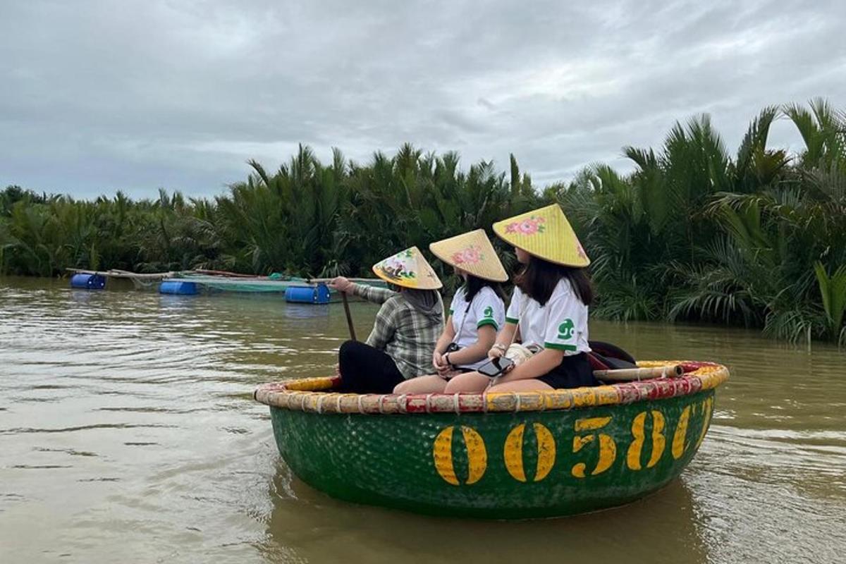 三个女孩坐在水上的船里