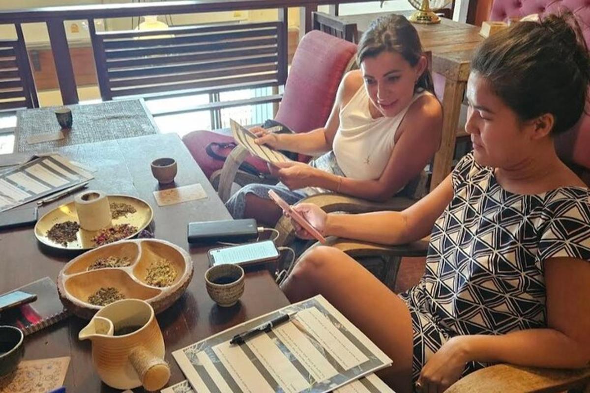 due persone sedute su un divano che leggono libri