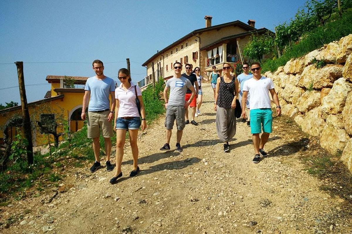 skupina lidí jdoucích po prašné cestě
