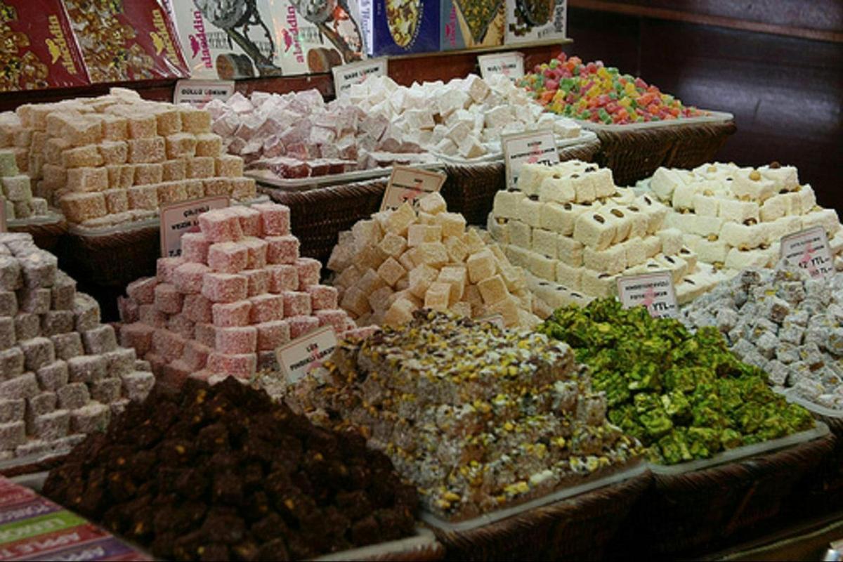un'esposizione di diversi tipi di cibo in un mercato