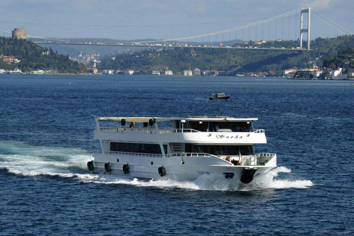 una barca in acqua con un ponte sullo sfondo