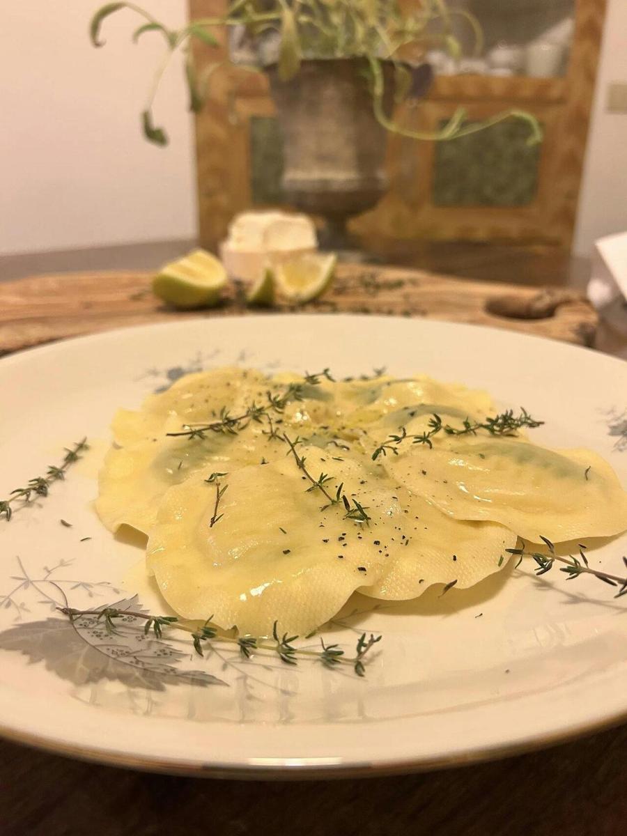テーブルの上に食べ物が載った白い皿