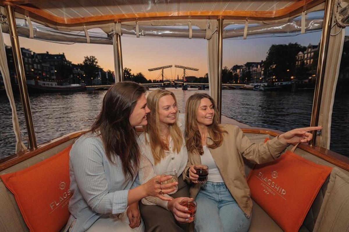 három nő ül egy csónakban borospoharakkal