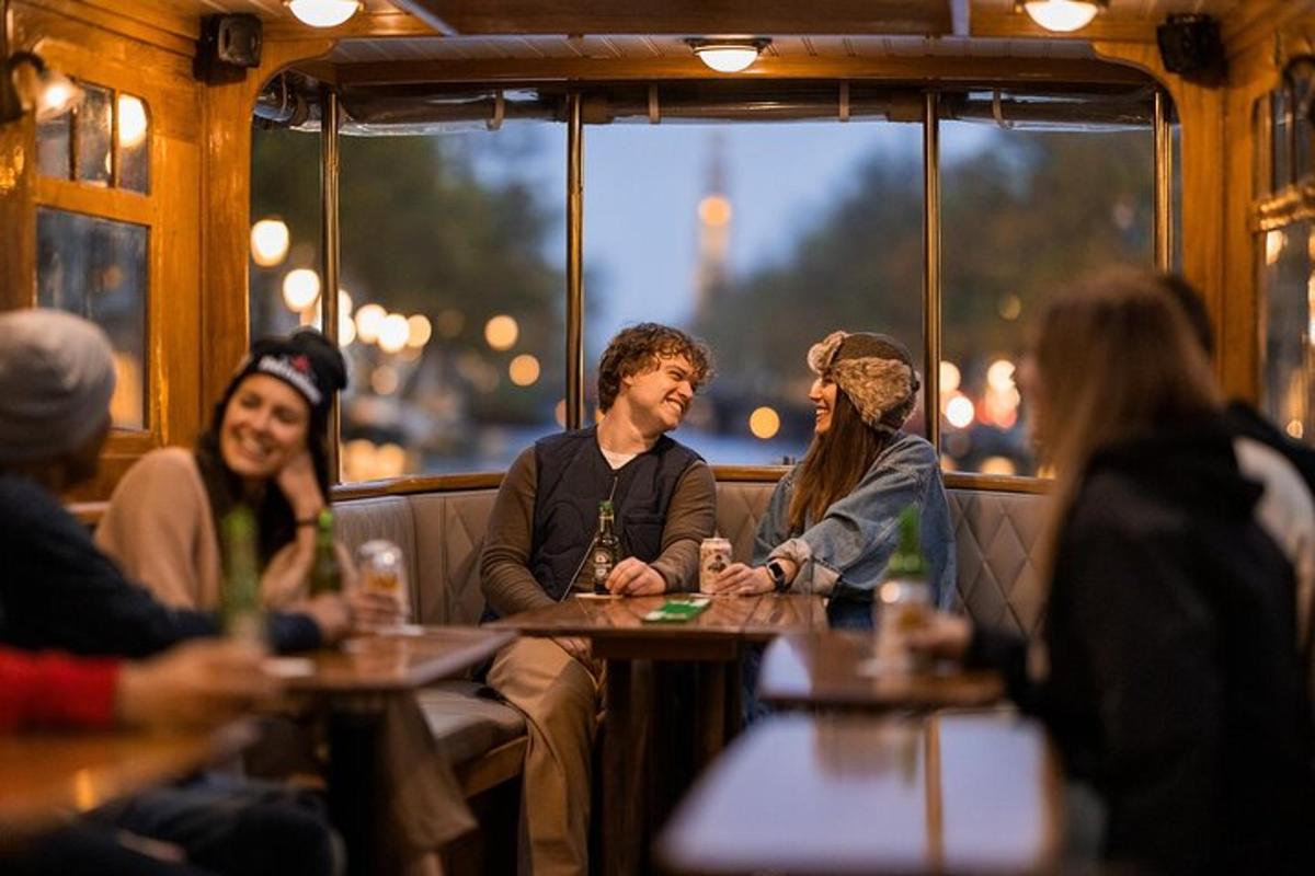 en gruppe mennesker som sitter ved et bord på en restaurant