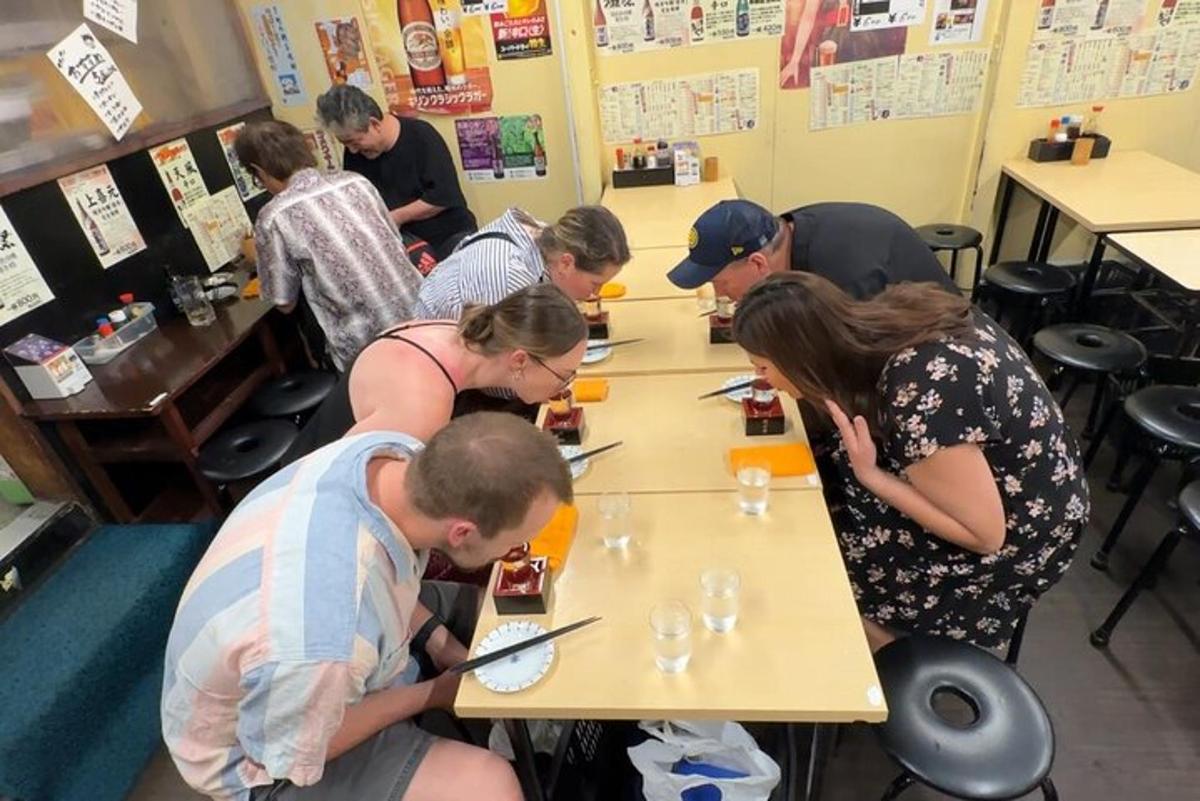 skupina lidí sedících u stolů v restauraci