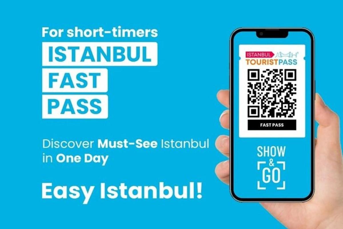 Una mano sosteniendo un iPhone con el texto "Istanbul Fast Pass"