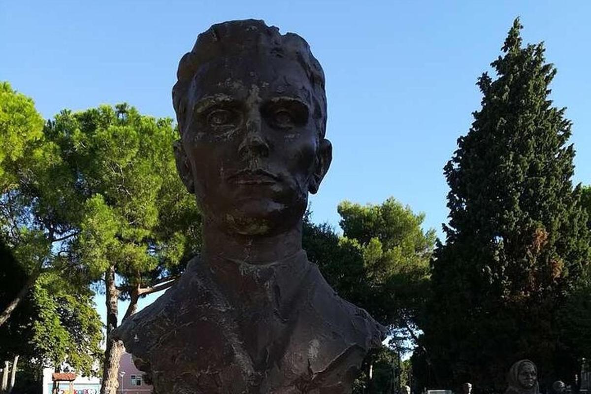 eine Statue einer Büste einer Person
