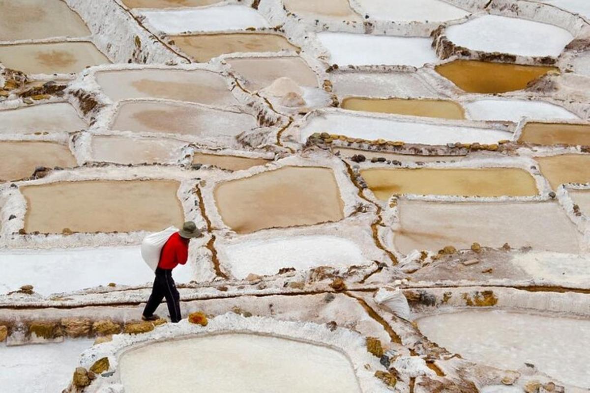 un uomo che cammina su un marciapiede coperto di neve