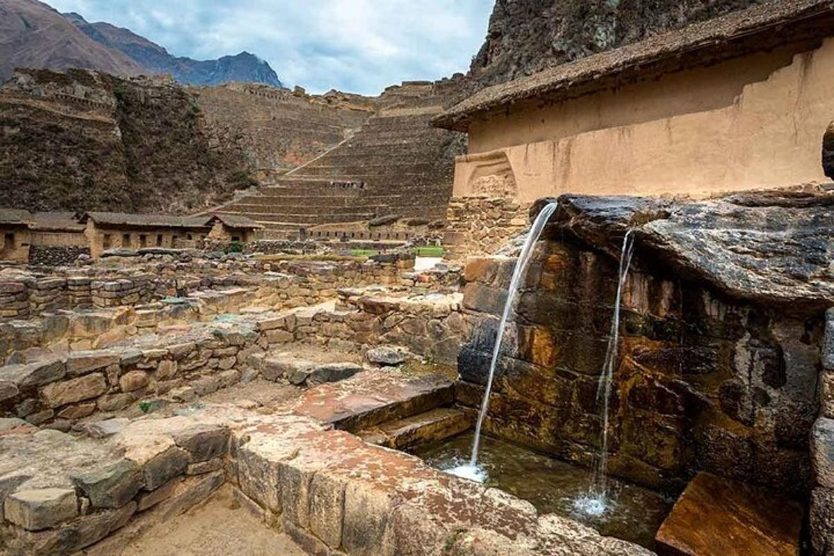 un edificio con una fontana d'acqua sul lato