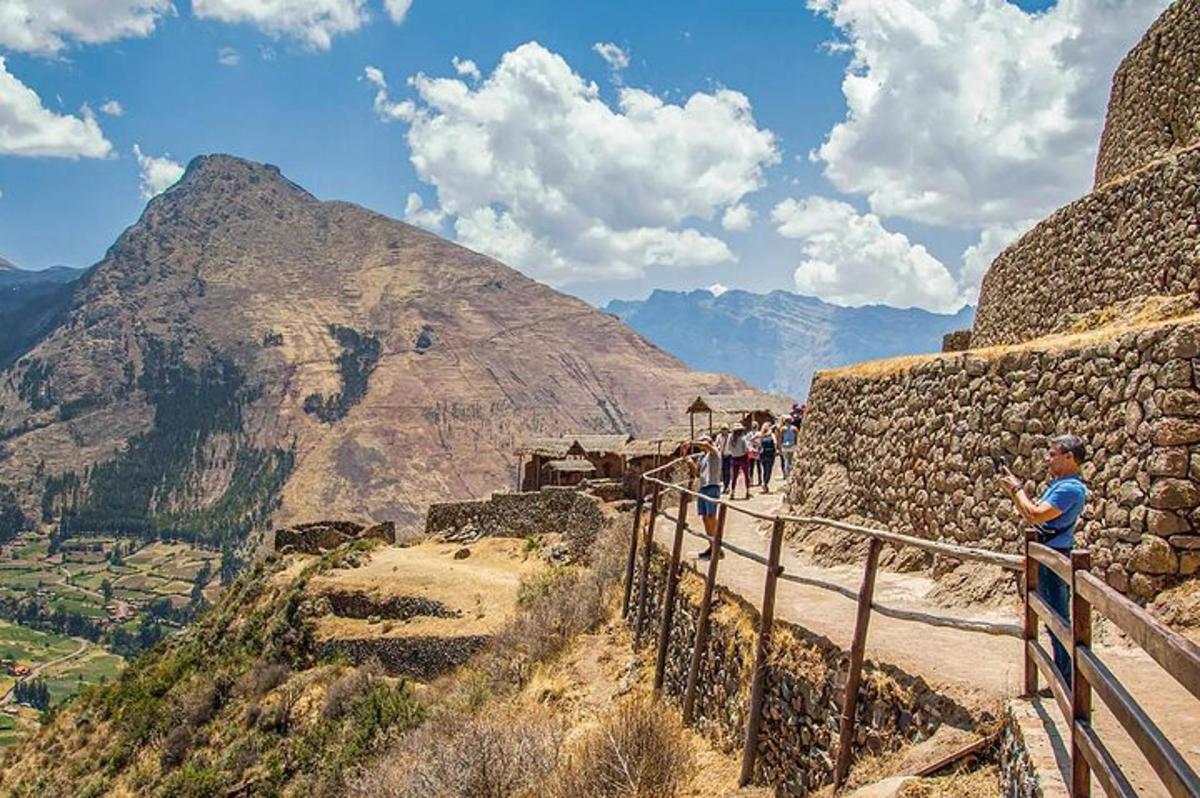 un gruppo di persone in piedi sulla cima di una montagna