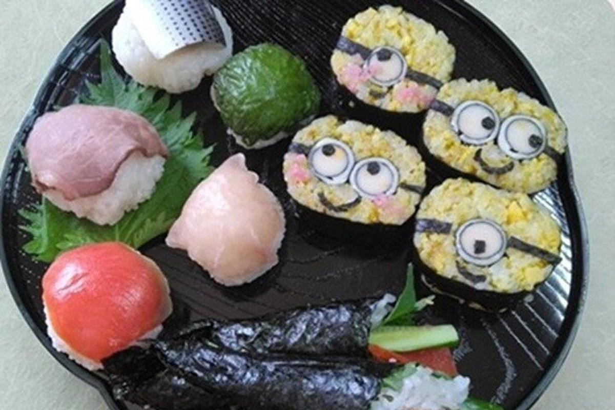 talíř jídla s očima a sushi na něm
