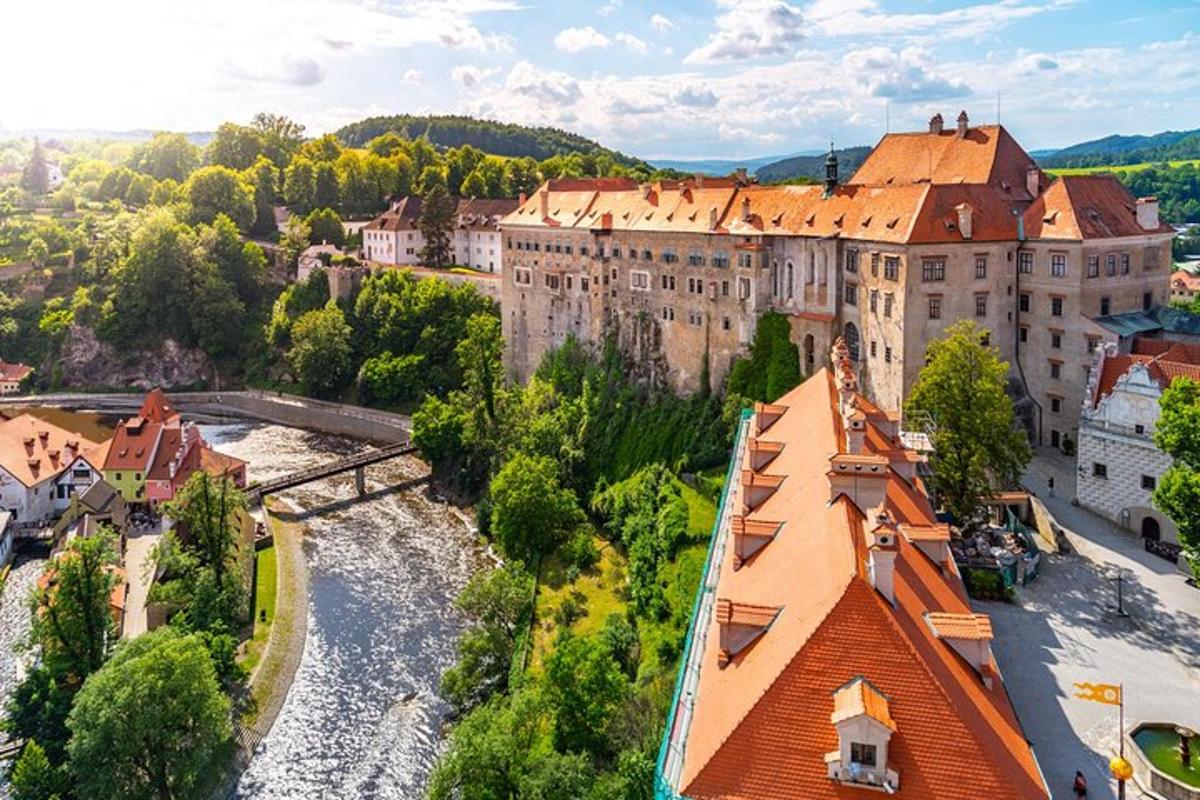 una vista aerea di un grande edificio con un fiume