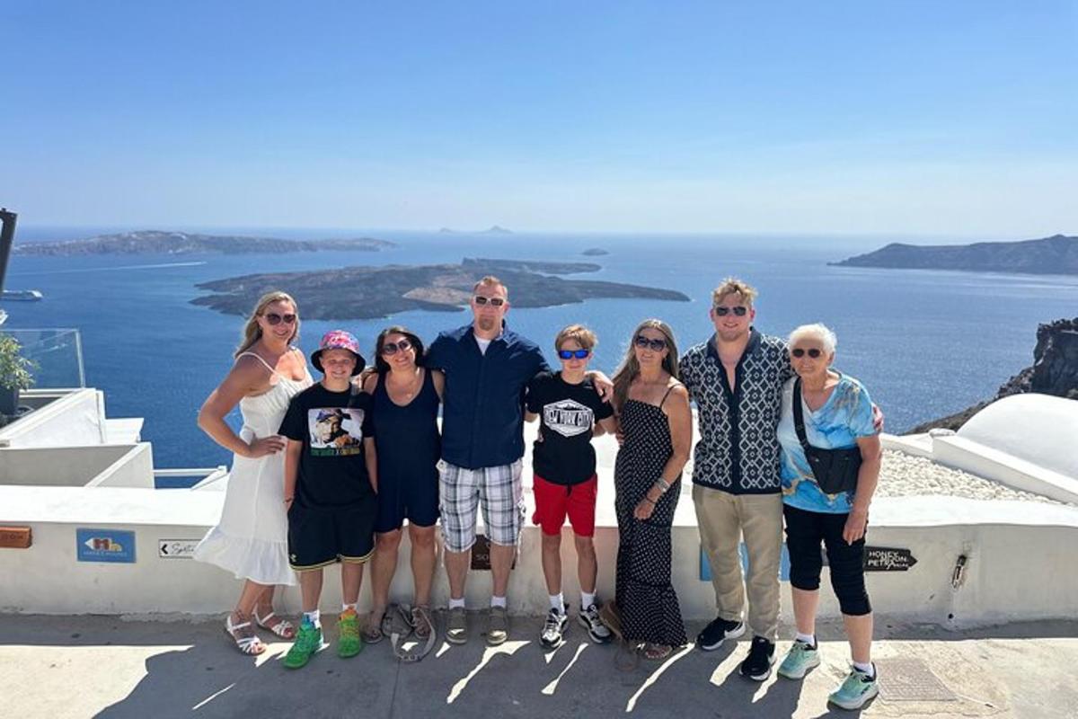 skupina lidí pózujících pro fotografii u oceánu