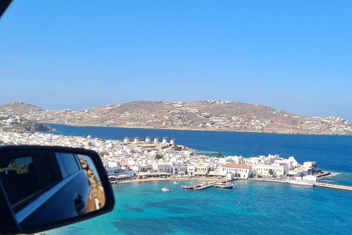 منظر للمدينة من مرآة الرؤية الخلفية